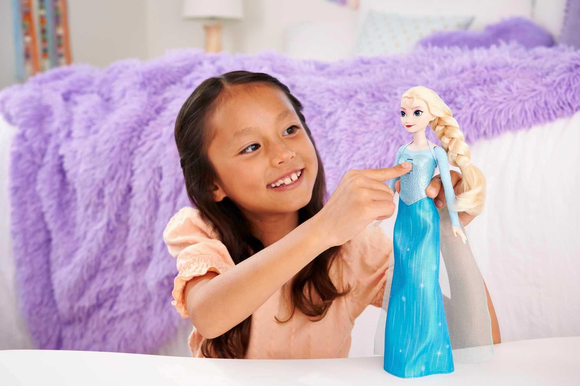 Disney Frozen Singing Elsa Doll, Frozen Elsa in Signature Clothing, Collectible Fashion Doll, Poseable Doll with Button that Sings "Let It Go" Song, Toys for Ages 3 and Up, English Version, HLW55