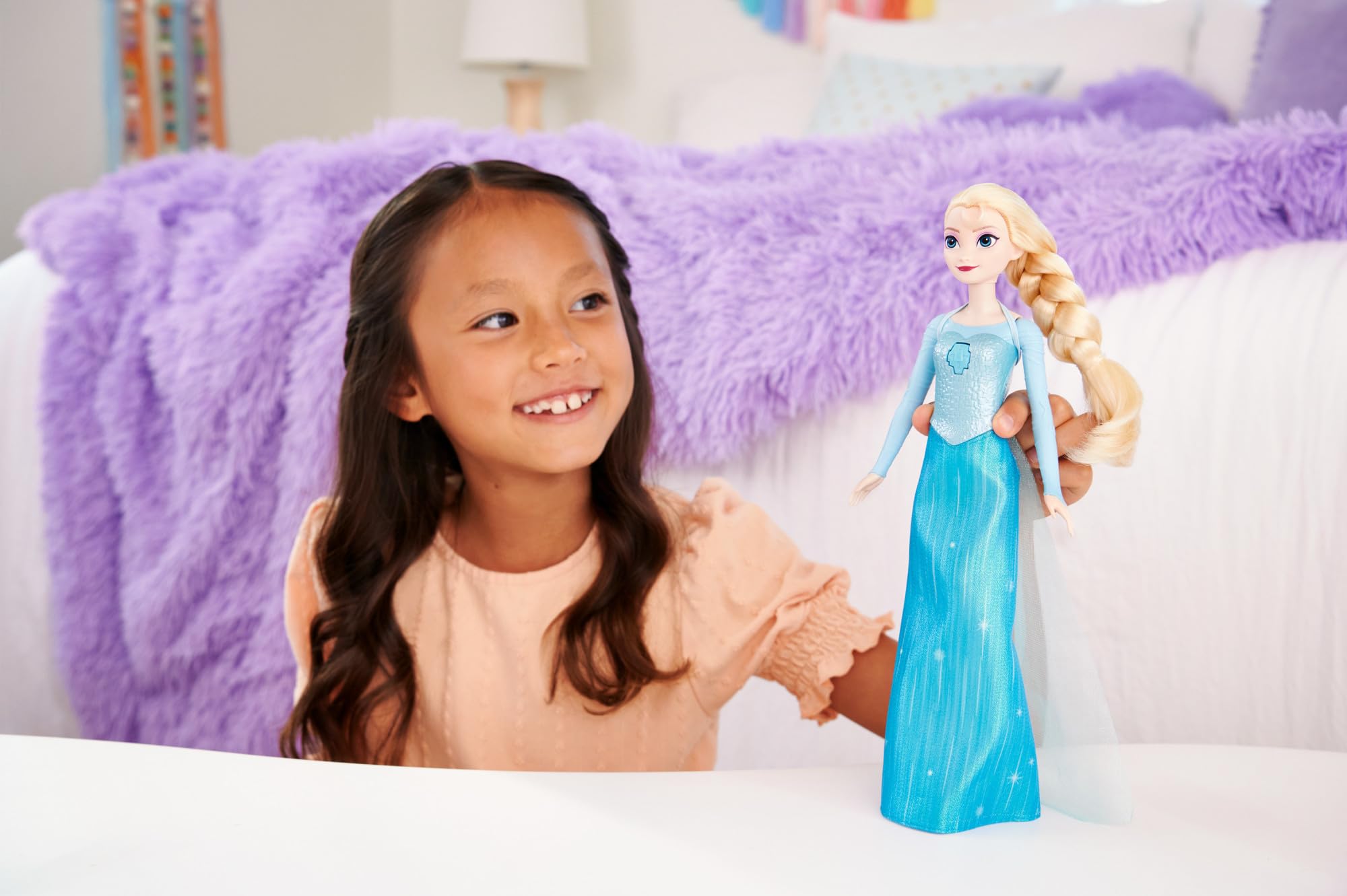Disney Frozen Singing Elsa Doll, Frozen Elsa in Signature Clothing, Collectible Fashion Doll, Poseable Doll with Button that Sings "Let It Go" Song, Toys for Ages 3 and Up, English Version, HLW55