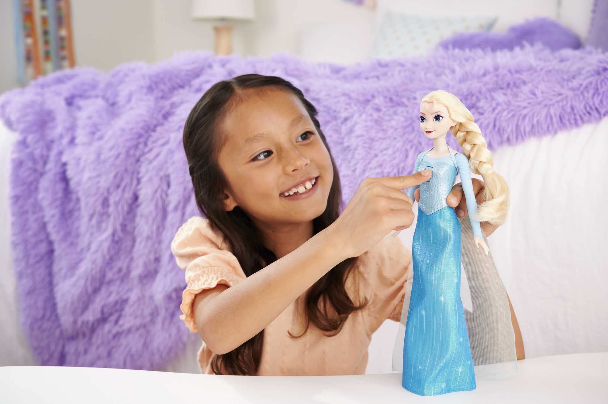 Disney Frozen Singing Elsa Doll, Frozen Elsa in Signature Clothing, Collectible Fashion Doll, Poseable Doll with Button that Sings "Let It Go" Song, Toys for Ages 3 and Up, English Version, HLW55